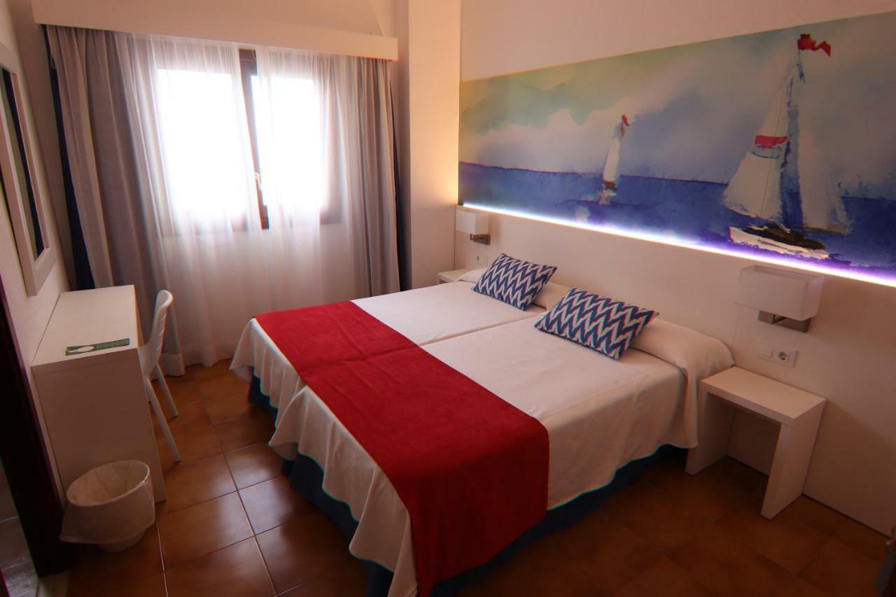 Hostal Cala Ratjada Exterior photo